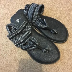 Sanuk women’s sandals size 5